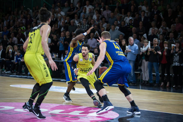 展示了他在 展示了他在